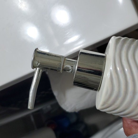 Mother of Pearl Halographic Ceramic Beach Seashell Pump Lotion/Soap Dispenser - Picture 5 of 5